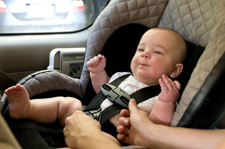 10 juguetes para entretener al bebé en el coche
